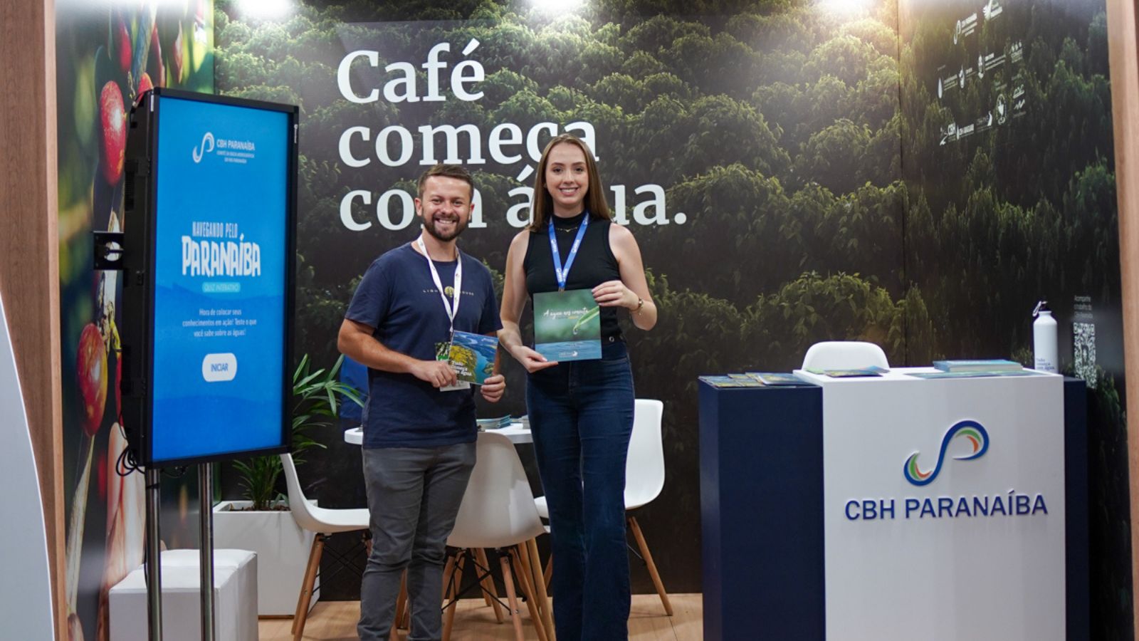 Integrando estande do CBH Paranaíba, CBH Araguari marca presença na Fenicafé reforçando união e gestão democrática da Bacia